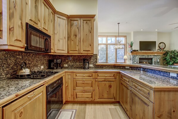 Townhome, 3 Bedrooms | Private kitchen | Fridge, microwave, oven, dishwasher