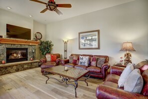 Townhome - 3 sovrum | Vardagsrum | Platt-tv och dvd-spelare