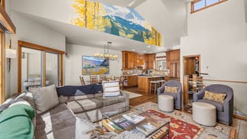 Nhà liên kế, 3 phòng ngủ | Khu phòng khách | TV 42-inch có truyền hình cáp, đầu đĩa DVD