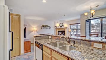 Appartement, 2 slaapkamers | Privékeuken | Een koelkast met diepvriezer, een microgolfoven, een oven, een kookplaat