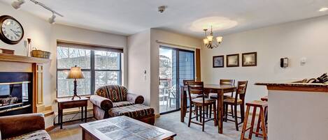 公寓式客房, 2 间卧室 | 起居区 | 电视、壁炉、DVD 播放器