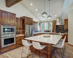 House, 4 Bedrooms | Private kitchen