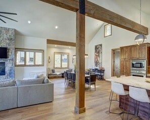 House, 4 Bedrooms | Private kitchen | Full-size fridge, microwave, oven, stovetop