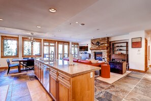 Condo, 4 Bedrooms | Private kitchen | Full-size fridge, microwave, oven, stovetop