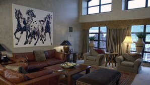 Leilighet, 3 soverom | Oppholdsrom | Flatskjerm-TV, peis og DVD-spiller