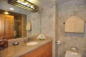 Condo, 3 Bedrooms | Bathroom | Bathtub, towels, shampoo
