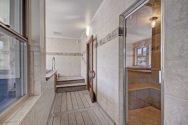 Studio | Bathroom | Hair dryer, towels, shampoo