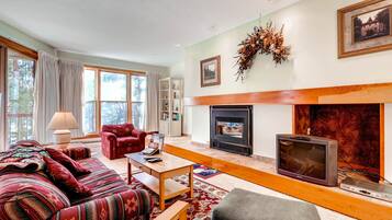 Condo, 1 Bedroom | Living area
