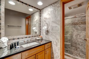 Condo, 3 quartos | Banheiro | Secador de cabelo, toalhas de banho, shampoo