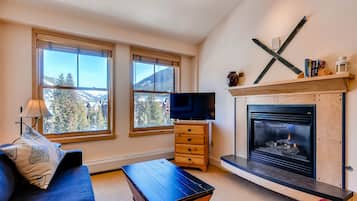 Apartamento, 1 habitación | Zona de estar | Una televisión de pantalla plana, un reproductor de DVD