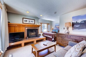 開放式客房 | 起居區 | 平面電視、壁爐