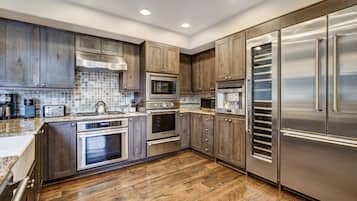 Condo, 4 Bedrooms | Private kitchen | Full-size fridge, microwave, oven, stovetop