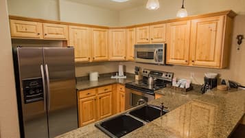 Condo, 3 Bedrooms | Private kitchen | Fridge, microwave, oven, stovetop