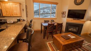 Condo, 3 Bedrooms | Private kitchen | Fridge, microwave, oven, stovetop