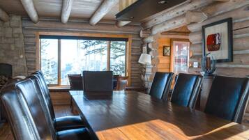 Cabin, 4 Bedrooms | Dining