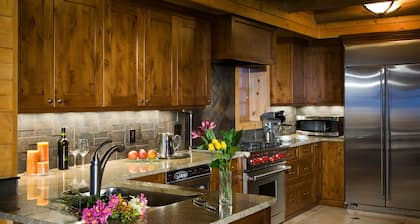 Private Unique On-mtn 4br 4ba 4 Bedroom Cabin by RedAwning