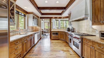 Residenza, 5 camere da letto | Cucina privata | Frigorifero con congelatore, microonde, forno, piano cottura