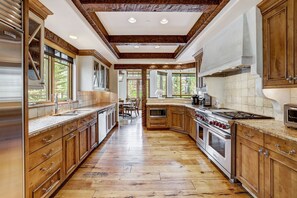 Casa de ciudad, 5 habitaciones | Cocina privada | Refrigerador con congelador, microondas, horno y parrilla de estufa 