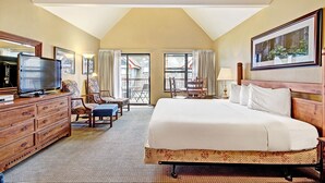 Une chambre d’hôtel équipée d’un lit, d’une télévision, d’un bureau avec une chaise et offrant une vue sur l’extérieur.