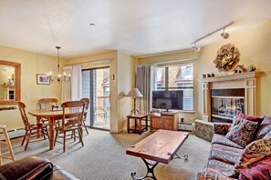 Condo, 2 Bedrooms | Living room