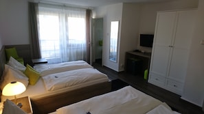 Chambre Confort double | Minibar, bureau, rideaux dâobscurcissement, accĂšs au Wi-Fi (inclus)
