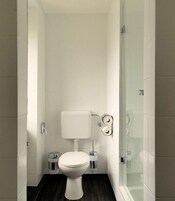 Habitación Confort doble | Baño | Ducha, artículos de higiene personal gratuitos y secador de pelo