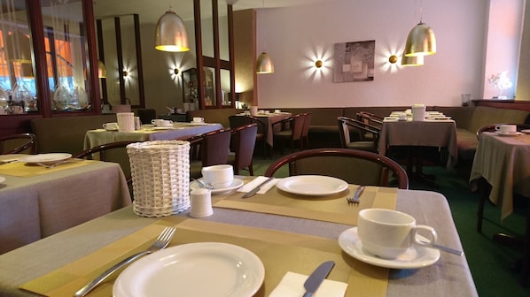 Buffet déjeuner (10 EUR par personne)