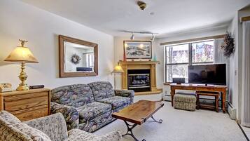 Studio | Living area | 42-inch TV with cable channels, fireplace, computer