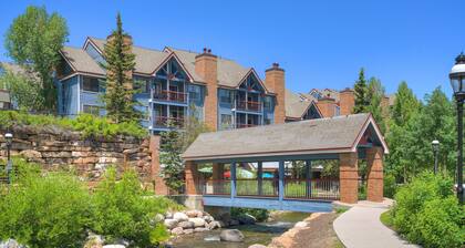 Relaxed Studio Seconds to Historic Main Street - Sleeps 4 Condo by RedAwning