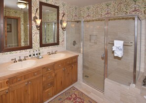 Condo, 3 Bedrooms | Bathroom | Towels, shampoo