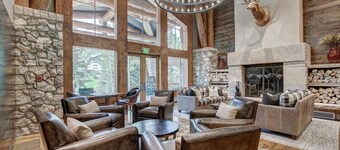 Bright Ski In/out  3br 3.5ba 3 Bedroom Condo by RedAwning