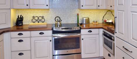 Condo, 3 Bedrooms | Private kitchen