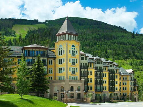 Luxury 2BR+Den Ritz-Carlton Residence by RedAwning