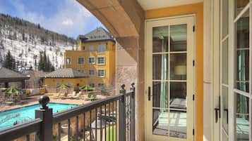 Condo, 2 Bedrooms | Property grounds