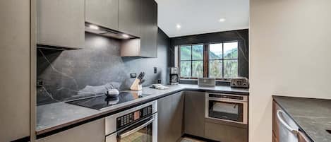 Condo, 4 Bedrooms | Private kitchen | Full-sized fridge, microwave, oven, stovetop