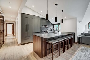 Condo, 4 habitaciones | Cocina privada | Refrigerador con congelador, microondas, horno y parrilla de estufa 