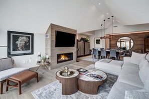 Condo, 4 habitaciones | Área de sala de estar | Televisión de pantalla plana y consola de videojuegos 