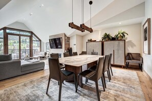 Interior - Vail Village Private 4 BR Residence w Full Kitchen by RedAwning (Vail)