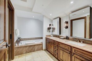 Condo, 4 habitaciones | Baño | Secadora de cabello y toallas 