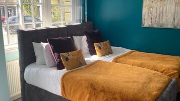 Phòng 2 giường đơn phong cách cổ điển, có phòng tắm riêng