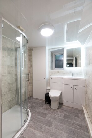 Cottage Comfort, bagno in camera, vista cortile (Charles Dickens Cottage) | Bagno