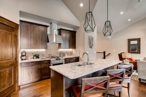 Maison en rangée, 3 chambres | Cuisine privée | Réfrigérateur grande capacité avec congélateur, four à micro-ondes