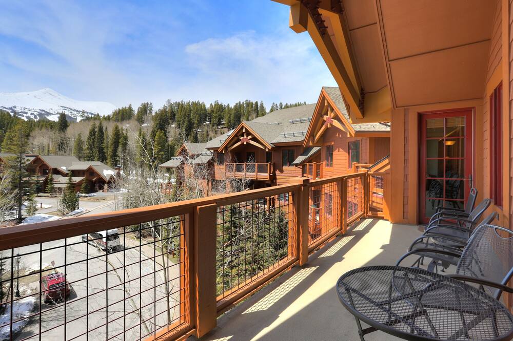 3br Sweeping Snowcapped Views + Expansive Balcony - Sleeps 9 3 Bedroom Condo by RedAwning