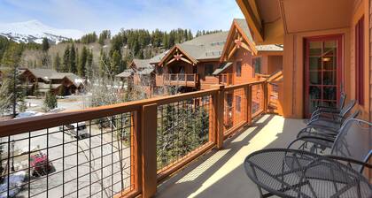 3br Sweeping Snowcapped Views + Expansive Balcony - Sleeps 9 3 Bedroom Condo by RedAwning