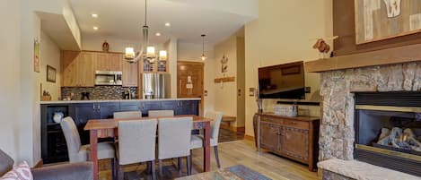 Apartamento, 3 habitaciones | Cocina privada | Cafetera o tetera, frigorífico grande, microondas y horno