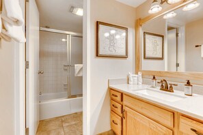 A bathroom with a bathtub, wooden vanity, and a large mirror. - Spacious Penthouse 3br ~no Cleaning Fee~kids Ski Free! 3 Bedroom Condo by RedAwning (Keystone)
