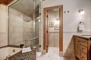 Condo, 2 habitaciones | Baño | Secadora de cabello, toallas, shampoo 