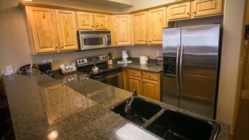 Refrigerador con freezer, microondas, horno, placa de cocina