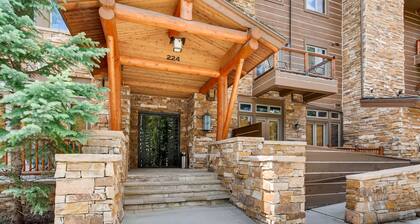 Luxury 3br Ski In-out /firepit, Pool, Sauna 3 Bedroom Condo by RedAwning