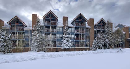 Cozy + Convenient 1br - Just Steps To Vibrant Apres-ski 4ppl 1 Bedroom Condo by RedAwning